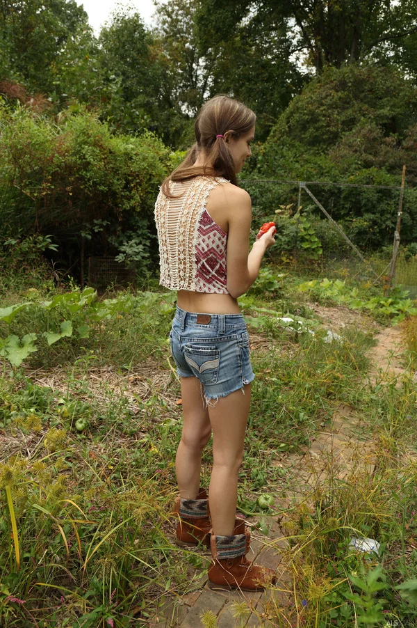 Sexy babe Tali Dova toys her shaved pussy with a veggie outdoors  - Farm, Outdoor, Amateur, Masturbation, Teen, Petite, Shaved, Beautiful, Shorts, Pussy  - Photo 2
