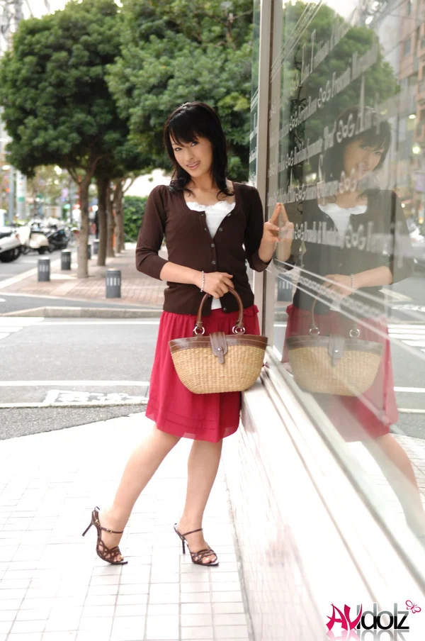 Japanese beauty Mio Kanna strolls downtown in a knee-length skirt  - Japanese, Asian, Non Nude, Teen, Skirt, Babe, Outdoor, Brunette, High Heels, Beautiful  - Photo 4
