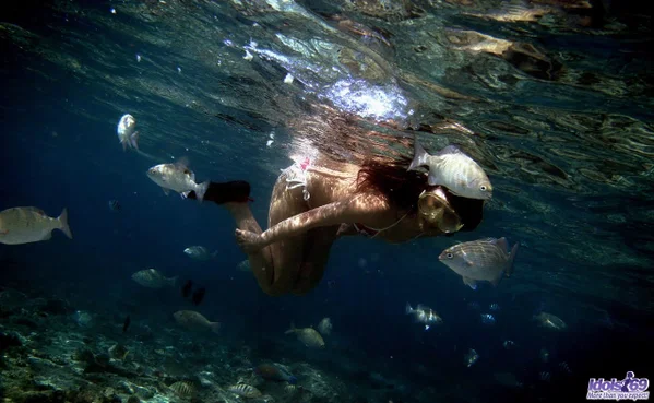 Japanese model Nao Yoshizaki goes skinny dipping while hanging at the beach  - Underwater, Japanese, Asian, Outdoor, Beach, Babe, Jeans, Legs, Ass, Solo  - Photo 10