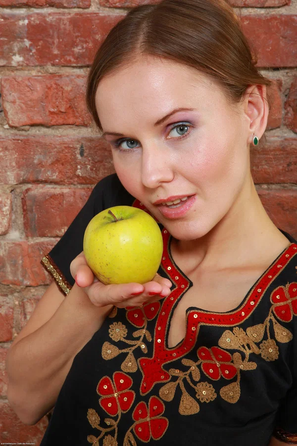 Young girl Sabrina Moore holds a green apple before showing her trimmed vagina  - Hairy, Russian, Beautiful, Teen, Amateur, Sexy, Solo, White, Cute, Blonde  - Photo 1