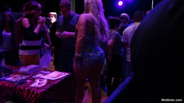 Blonde MILF Dee Siren & a slutty fatty flaunt their big bums at an AVN Expo  - Mature, BBW, Curvy, Thick, MILF, Chubby, White, Petite, Amateur, Blonde  - Photo 5