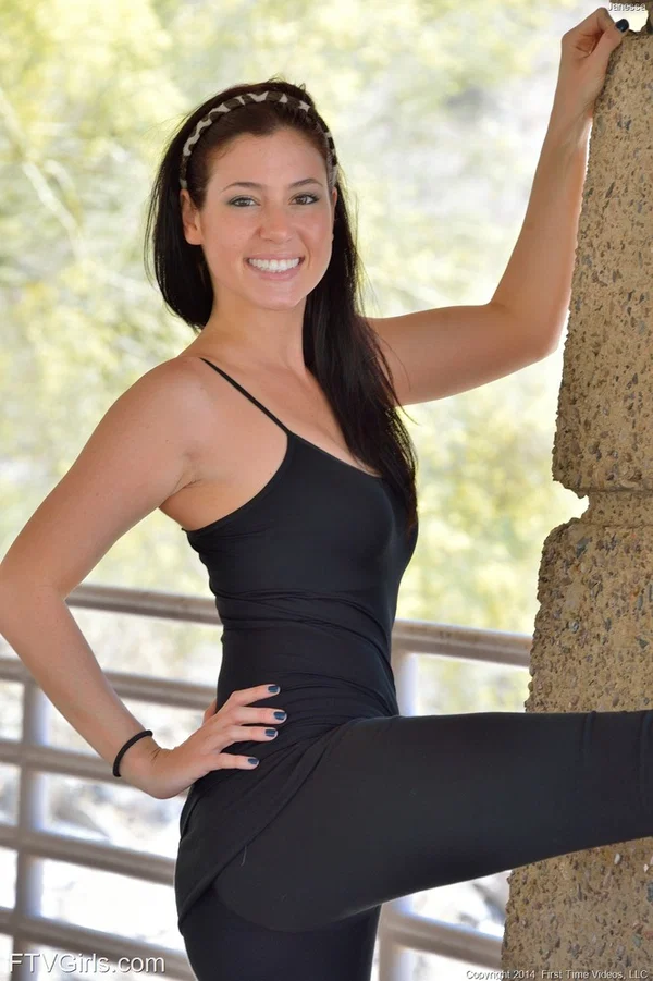 Athletic teen exposes her sweet pussy by pulling down her leggings outside  - Photo 2