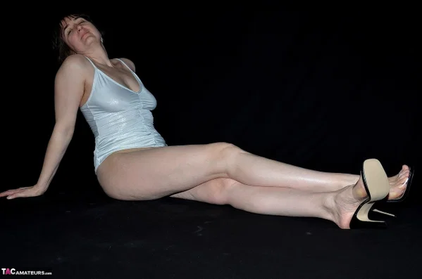 Brunette chick Hotmilf strokes her shaved pussy after going nude in heels  - Mature, Saggy Tits, Thick, Curvy, Spreading, Chubby, BBW, Short Hair, High Heels, Legs  - Photo 3