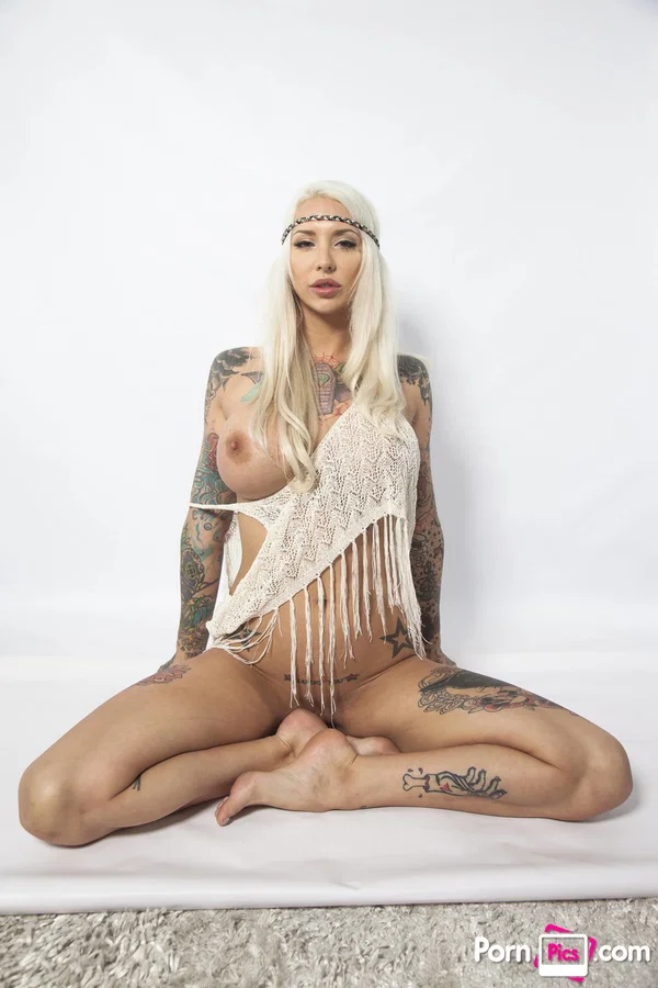 Tattooed blonde Rachel Rampage teasing with her big natural tits & curvy body  - Tattoo, Pornstar, Beautiful, Blonde, Solo, Babe, Big Tits, Glamour, Feet, Model  - Photo 19