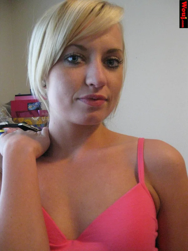 Breathtaking babe posing in her hot pink shirt and jean shorts in a solo  - Amateur, Beautiful, Non Nude, Blonde, Solo, Babe  - Photo 3