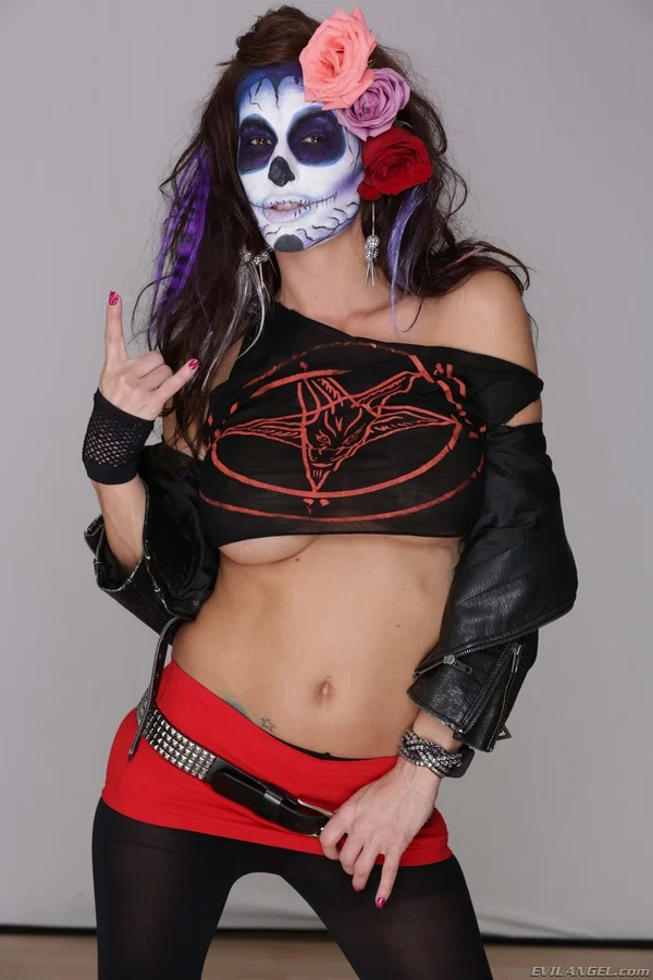 Painted MILF slut Gia DiMarco teases with sexy underboob in hot rocker outfit  - MILF, Pornstar, Brunette, Skinny, Babe, Beautiful, Solo, Non Nude  - Photo 16
