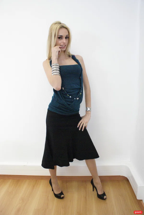 Blonde amateur Erica Fontes poses seductively in a tight dress and high heels  - Photo 10