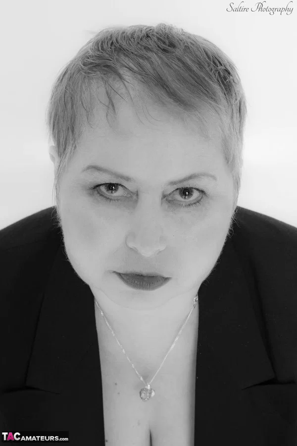 Mature fatty Posh Sophia sports short hair while showing her saggy breasts  - Mature, Saggy Tits, BBW, Chubby, Big Tits, Curvy, Short Hair, Amateur, British, Thick  - Photo 8