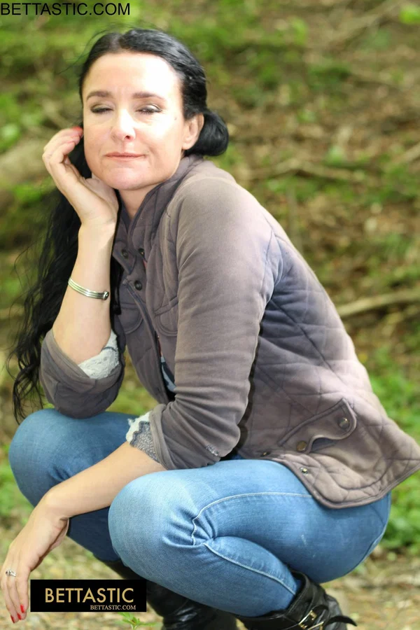 Beautiful brunette Bettastic shows her athletic body in jeans outdoors  - MILF, Amateur, Undressing, Jeans, Tall, Outdoor, Beautiful, Sexy, Brunette, Non Nude  - Photo 2
