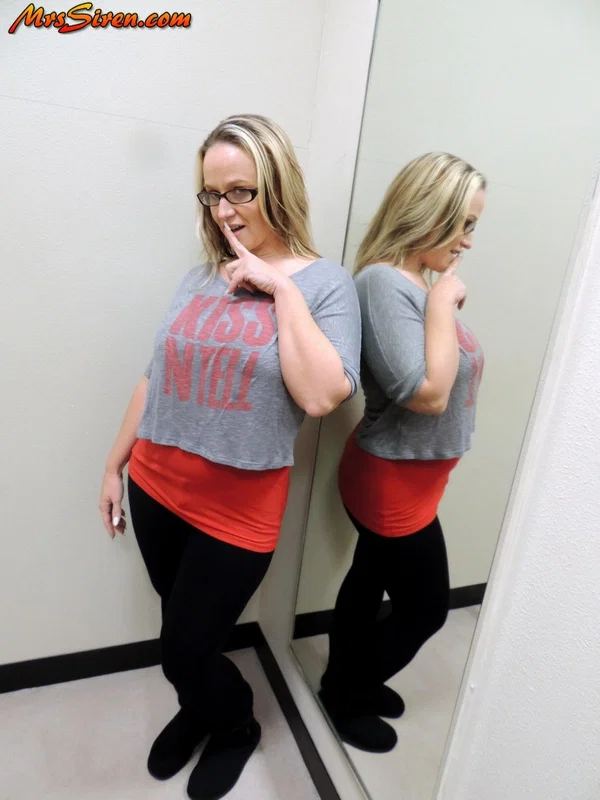 Amateur model Dee Siren admires her big butt in a wall mounted mirror  - Housewife, BBW, Glasses, MILF, Amateur, Mature, Blonde, Curvy, Chubby, Clothed  - Photo 6