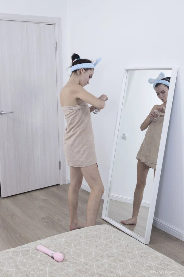 Kinky slim teen Polly White drops her towel and toys her bushy twat  - Hairy, Amateur, White, Brunette  - Photo 2