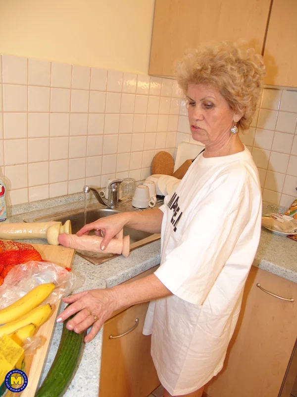 Mature slut Francsina takes a shower in her own piss after masturbating  - Granny, Mom, Mature, Saggy Tits, Pissing, Amateur, European, Feet, Spreading, Non Nude  - Photo 4