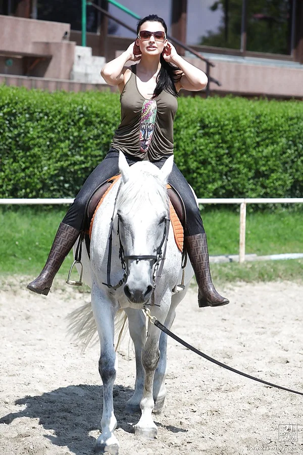Pornstar Aletta Ocean is riding a horse outdoor in glasses  - Outdoor, Pornstar, Glasses  - Photo 3