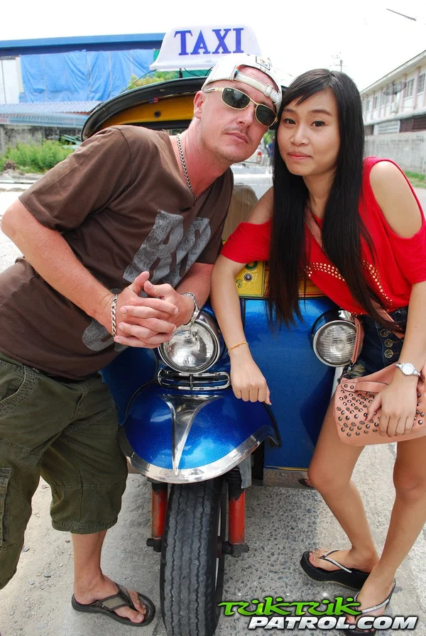 Pretty Asian Bew rides in a tuk tuk while showing her hot legs in booty shorts  - Thai, Mom, Asian, Amateur, Sexy, Tall, Skinny, British  - Photo 10