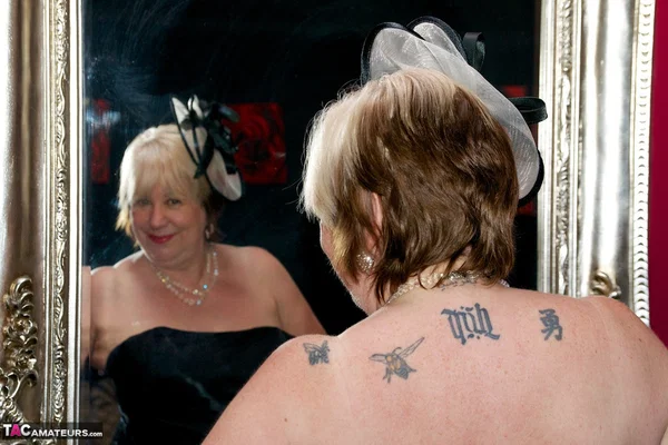 Mature British woman Speedy Bee plays with herself in front of a mirror  - SSBBW, Mature, Saggy Tits, Chubby, BBW, Curvy, Thick, Stockings, Tattoo, Amateur  - Photo 3