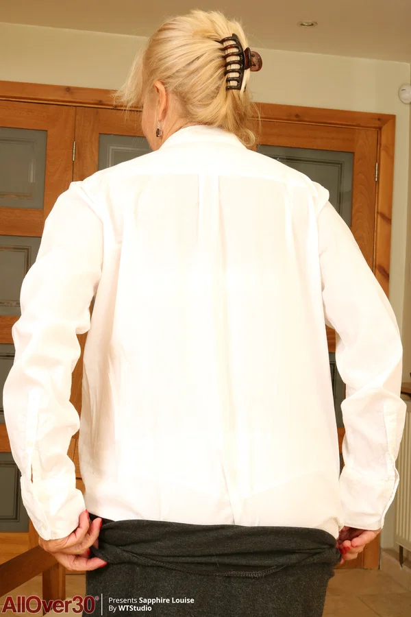 Blonde granny Sapphire Louise does a hot striptease wearing stockings  - Mature, Saggy Tits, Chubby, Upskirt, BBW, Curvy, Big Tits, Natural Tits, Stockings, Amateur  - Photo 8