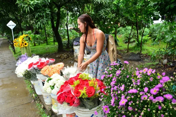 Innocent Latina flower girl undresses and spreads her ass lustfully  - Amateur, Latina, Outdoor, Non Nude, Feet, Pussy  - Photo 6