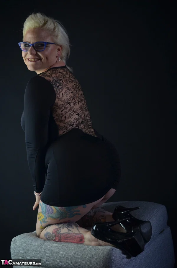 Tattooed blonde Mollie Foxxx prepares to swallow water from a goblet  - BBW, Mature, Chubby, Thick, Amateur, Tattoo, Curvy, Glasses, Clothed, Redhead  - Photo 6