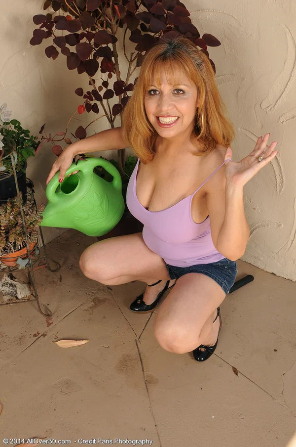 Smiley older mature Marissa with huge saggy boobs spreading ass in the foyer  - Saggy Tits, Mature, Clothed, Thong, High Heels, Face, Panties, Shorts, Ass, Big Tits  - Photo 3