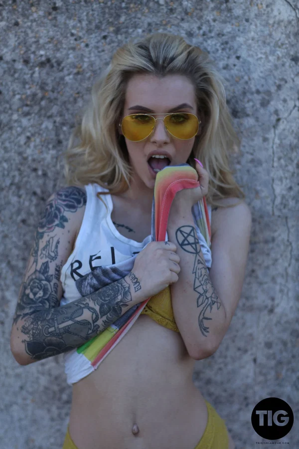 Sultry blonde model with tattoos Saskia Valentine exposes her tits outdoors  - Glasses, Glamour, Beautiful, British, Babe, Outdoor, Model, Solo  - Photo 2