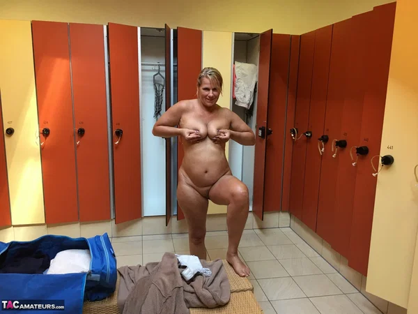 Fat blond woman Sweetsusi sports the wet look while posing nude in locker room  - PAWG, Mature, BBW, MILF, Saggy Tits, Amateur, Thick, Chubby, Ass, Big Tits  - Photo 6