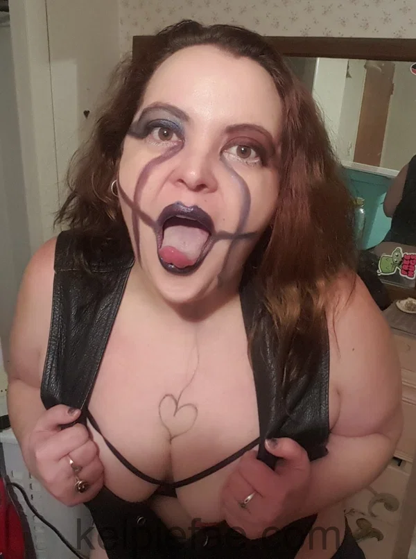 Fat vampire Kelpie Fae shows off her sexy rack while posing on camera  - Chubby, BBW, Thick, Curvy, MILF, Amateur, Big Tits, Non Nude, Brunette, Sexy  - Photo 6