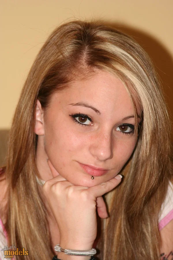 Pretty blonde amateur Leo with pierced lip flashes her naked boob  - Piercing, Face, Amateur, Babe, Tiny Tits, Nipples, Beautiful, Solo  - Photo 7