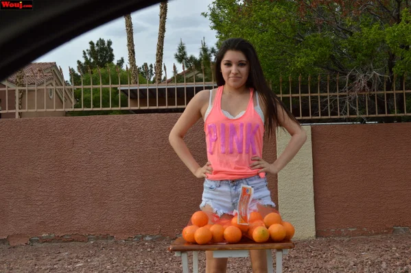 Amateur orange seller teasing a stranger with her sexy cleavage  - Latina, Amateur, Shorts, Reality, Clothed, Outdoor, Non Nude, Brunette  - Photo 15