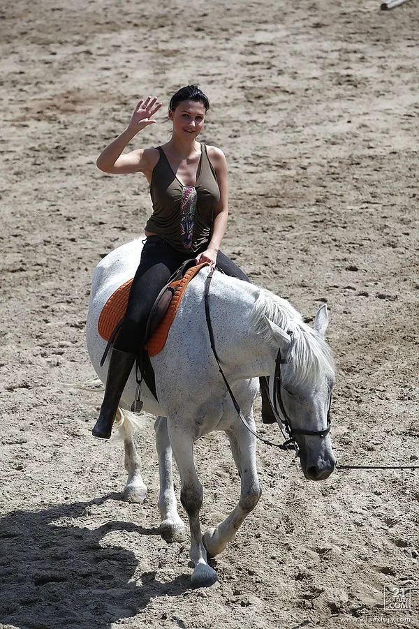 Pornstar Aletta Ocean is riding a horse outdoor in glasses  - Outdoor, Pornstar, Glasses  - Photo 15