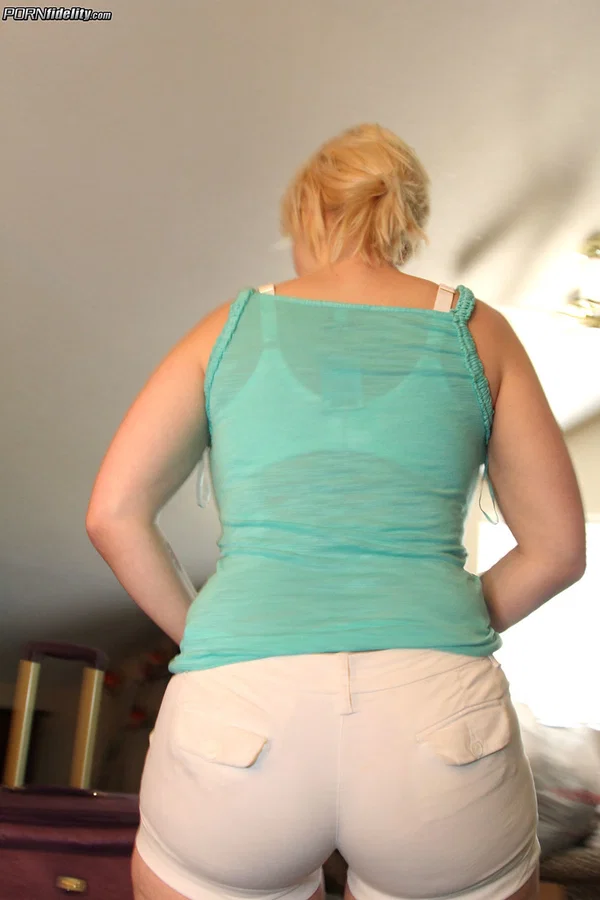 American pornstar Siri changes her clothes and flashes her huge bosoms  - Mature, Natural Tits, Groupsex, Short Hair, MILF, Non Nude, Shorts, Clothed, Panties, Pornstar  - Photo 16