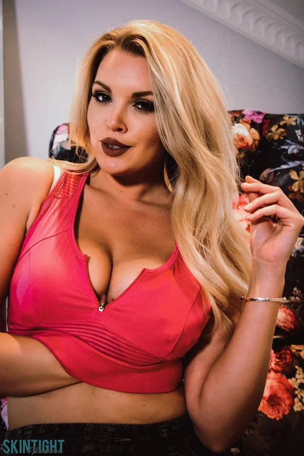 Sexy blonde Porchia Watson undoes her bra to expose her firm breasts  - Babe, Big Tits, Glamour, Panties, Blonde, Clothed, Natural Tits, Jeans, Solo, Ass  - Photo 3