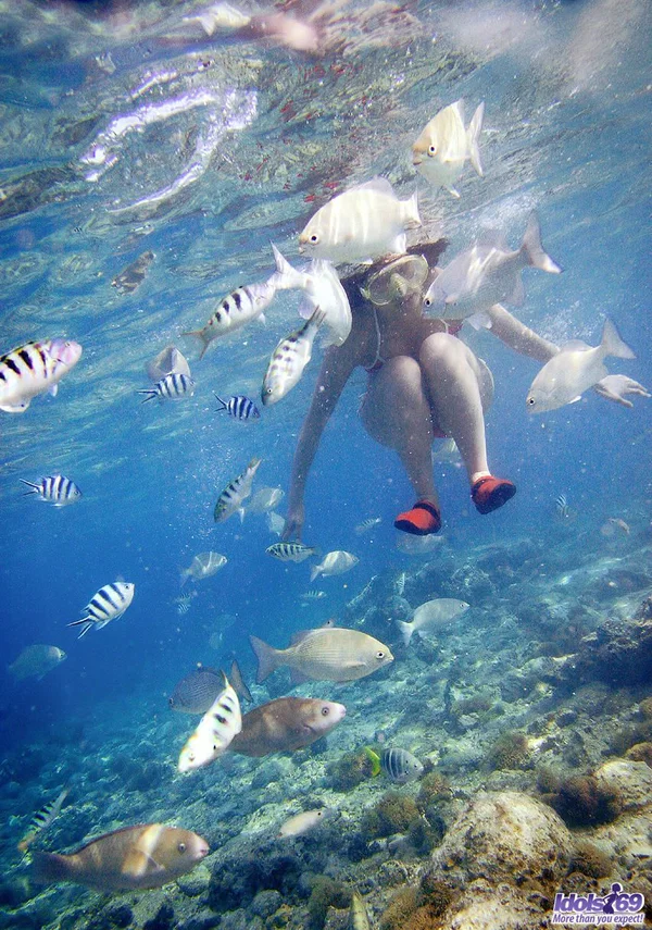 Japanese model Nao Yoshizaki goes skinny dipping while hanging at the beach  - Underwater, Japanese, Asian, Outdoor, Beach, Babe, Jeans, Legs, Ass, Solo  - Photo 4
