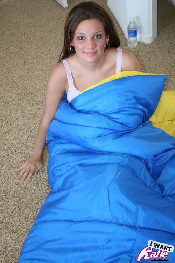 Hot busty amateur Kate Crush flaunts her big tits and ass in a sleeping bag  - Amateur, Nipples, Beautiful, Pussy, Big Tits, Ass, Solo, Piercing, Fake Tits, Feet  - Photo 1