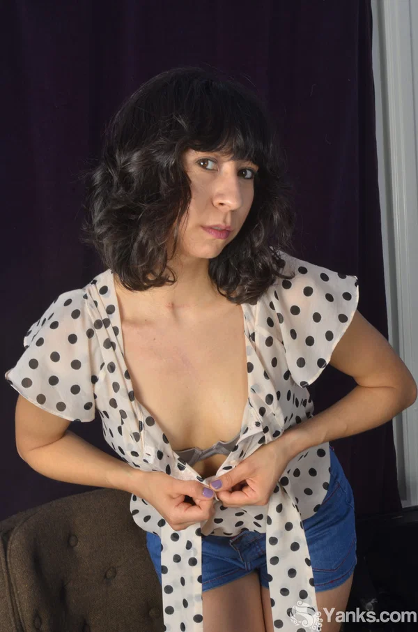 First timer Vivi Marie shows the soles of her feet and natural pussy at once  - MILF, Amateur, Latina, Clothed, Shorts, Hairy, Close Up, Boots, Pussy, Undressing  - Photo 4
