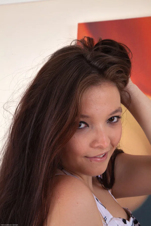 Young amateur Kylie Harris finger spreads her trimmed pussy after disrobing  - Amateur, Cute, Teen  - Photo 4
