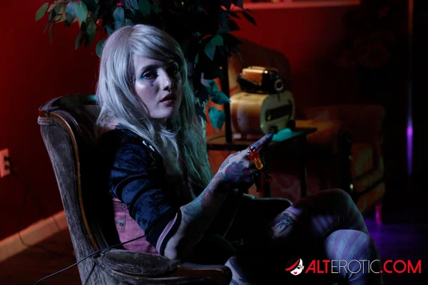 Tattooed girls River Dawn & Evilyn Ink partake in strapon lesbian sex  - Tattoo, Strapon, Threesome, Fetish, FFM, Reality, Socks, Blonde, PAWG, Ass  - Photo 3