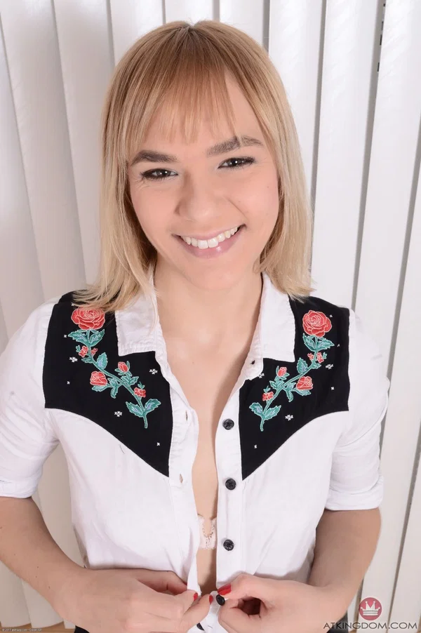 Blonde American teen Sailor Luna spreads her fat shaved pussy up close  - Pussy, Amateur, Teen, Short Hair, Asshole, Spreading, Sexy, Cute, Blonde, Beautiful  - Photo 2