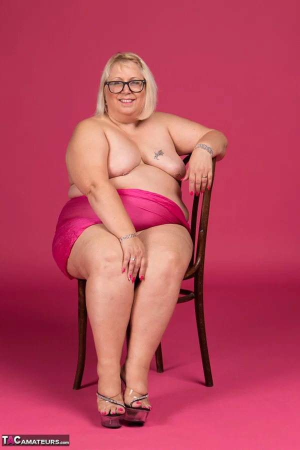 Blonde amateur Lexie Cummings displays her overweight body in high heels  - BBW, Mature, High Heels, Chubby, Glasses, Thick, Short Hair, Curvy, Amateur, Spreading  - Photo 9
