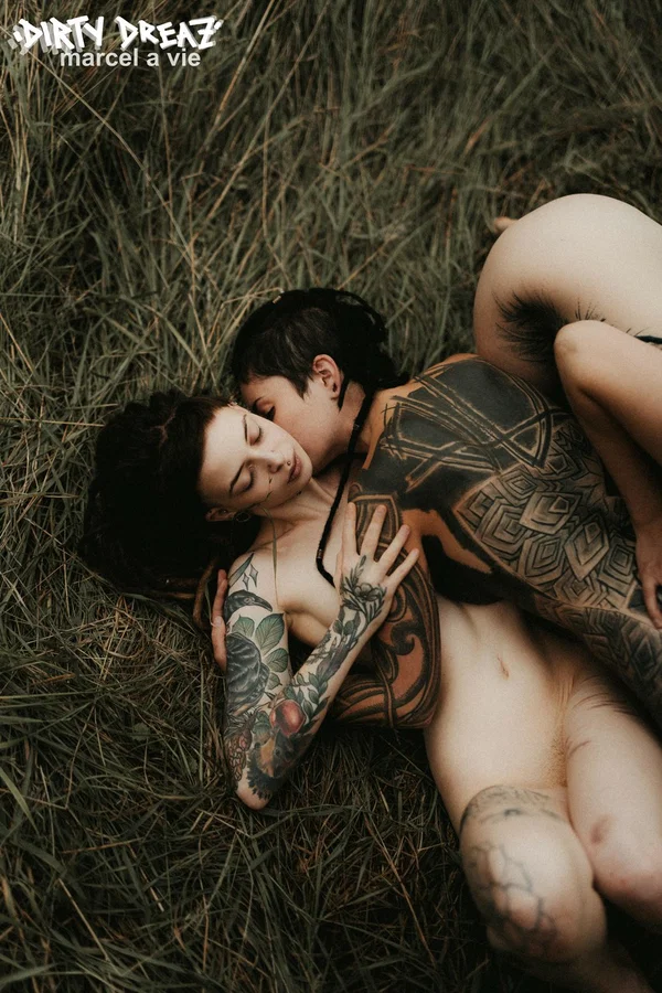 Three tattooed girls share lesbian kisses in long grass near a fir tree  - Tattoo, Humping, Threesome, Fetish, Lesbian, Ass, Ass Licking, Outdoor, Pigtails, Kissing  - Photo 8