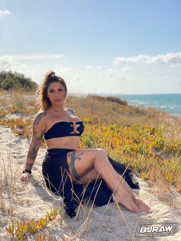 Inked Italian slut Lily Veroni wanks a dick with her big tits & sucks it  - Italian, Tattoo, POV, Beach, MILF, Pussy, Blowjob, Spreading, Facial, Big Tits  - Photo 8