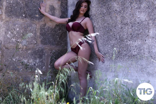 Beautiful brunette babe Bonnie Lee reveals her fakes and poses outdoors  - Beautiful, Glamour, Babe, British, Solo, Model  - Photo 5