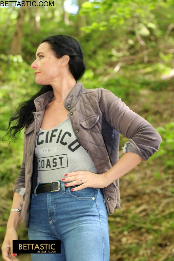 Beautiful brunette Bettastic shows her athletic body in jeans outdoors  - MILF, Amateur, Undressing, Jeans, Tall, Outdoor, Beautiful, Sexy, Brunette, Non Nude  - Photo 7