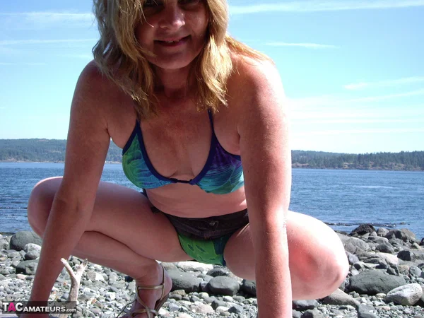 Middle-aged amateur Cougar Babe Lolee removes her bikini on a rocky shoreline  - Beach, Bikini, Amateur, MILF, Outdoor, Ass, Pussy, PAWG, Legs, Close Up  - Photo 2