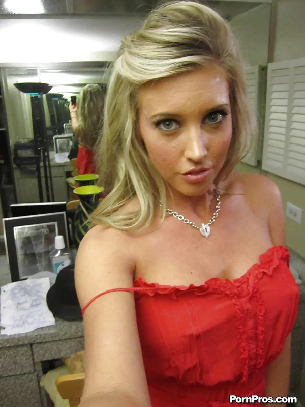Blonde girlfriend Samantha Saint reveals her big tits and an excellent ass  - Selfie, Girlfriend, Clothed, Blonde, Babe, Shorts, Big Tits, Skirt, Undressing, Ass  - Photo 6