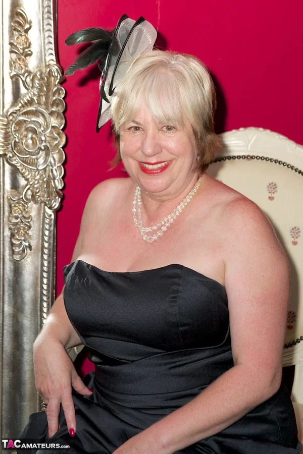Mature British woman Speedy Bee plays with herself in front of a mirror  - SSBBW, Mature, Saggy Tits, Chubby, BBW, Curvy, Thick, Stockings, Tattoo, Amateur  - Photo 4