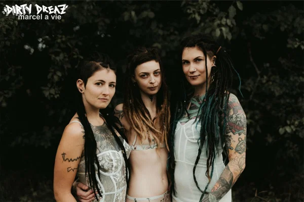 Three tattooed girls share lesbian kisses in long grass near a fir tree  - Tattoo, Humping, Threesome, Fetish, Lesbian, Ass, Ass Licking, Outdoor, Pigtails, Kissing  - Photo 4