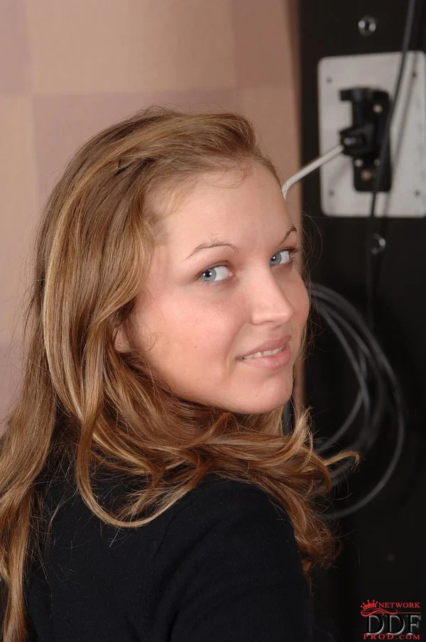 Amateur Hungarian Lesperansa undresses to show off her big tits & pussy  - Casting, Nipples, Hungarian, Yoga Pants, Boots, Natural Tits, Beautiful, Pussy, Legs, Feet  - Photo 3