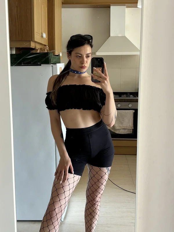 Sexy brunette Scarlett Oharra teases with her amazing butt cheeks  - Selfie, Panties, Amateur, Skinny, Shorts, Model, Feet, Non Nude, Glamour, Glasses  - Photo 2