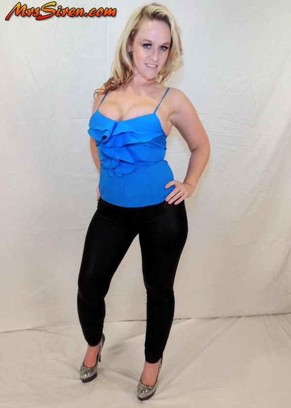 Middle-aged blonde Dee Siren displays her ample cleavage in tight pants  - Mature, Chubby, Thick, Amateur, Big Tits, MILF, Curvy, BBW, Blonde, Clothed  - Photo 3