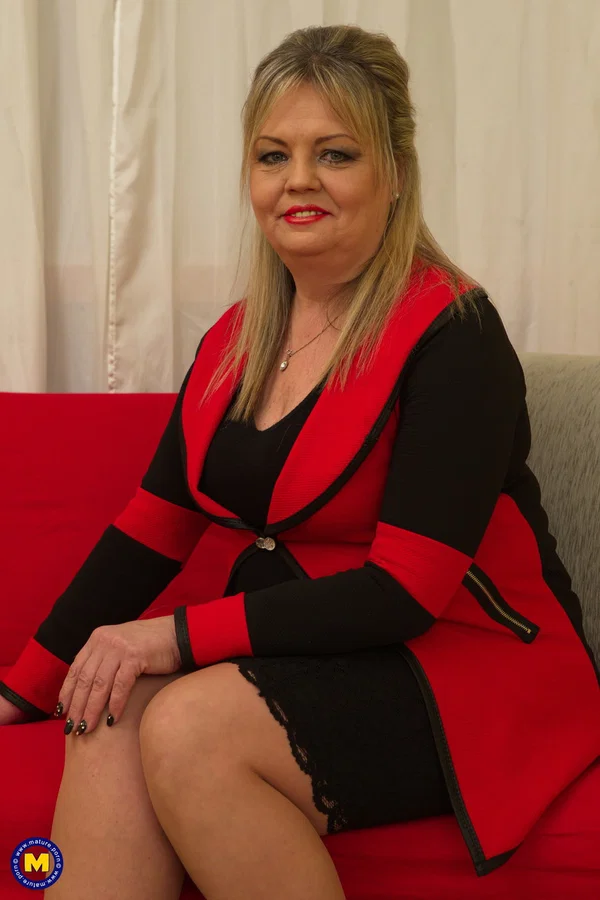 Chubby mature Bella S loses her clothes and gives fellatio before sex  - Housewife, BBW, Mature, Wife, Stockings, Chubby, Curvy, Thick, Pussy, Amateur  - Photo 1